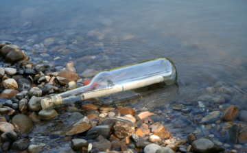 Palackposta vitte a szerelmi történetet