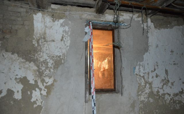 Ablakon másztak be a házba