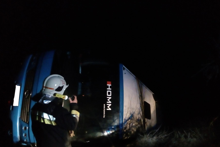 Munkásokat szállító autóbusz borult az árokba