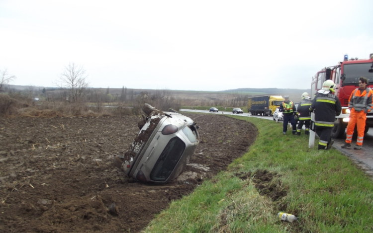 Közlekedési balesethez riasztották a tamási tűzoltókat