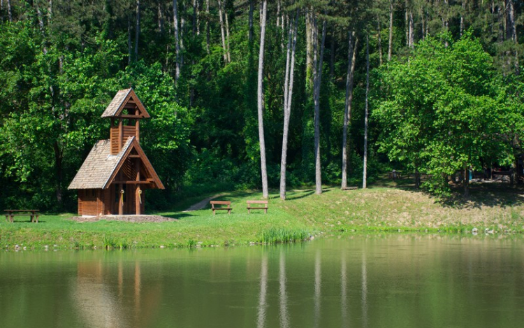 Öt éve áll már a Szent Hubertus kápolna a parkerdőben