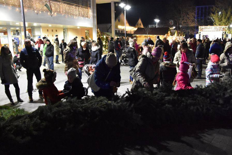 Idén is együtt díszítik fel a város adventi koszorúját