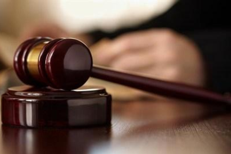 Testi sértés a kocsma előtt