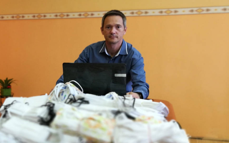 Kétezer maszkot már megvarrtak 