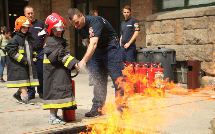 Ismét megnyílnak a szertárkapuk