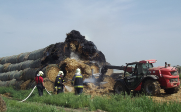 Kigyulladt szalmabálákhoz vonultak a tűzoltók