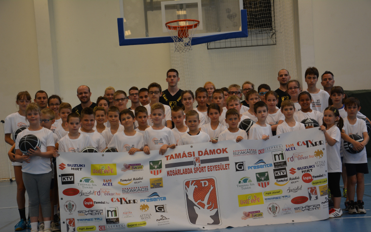 Kosárlabda pattogtatástól hangosak a tamási iskolák tornacsarnokai