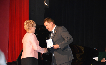 Átadták a Tamási Város Érdemes Közszolgálati Tisztviselője címeket is