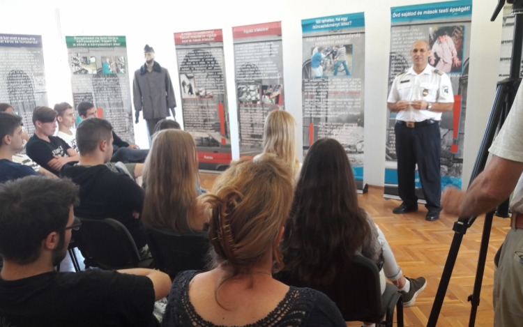 Vigyázz magadra! címmel nyílt kiállítás