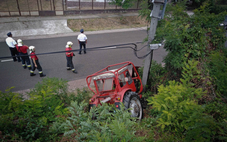 Traktor zuhant le a partoldalról