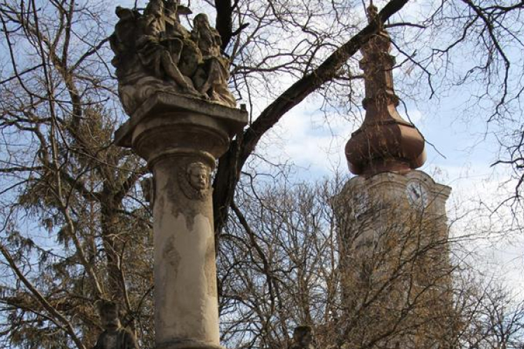 Felújítják a Szentháromság szobrot Tamásiban 