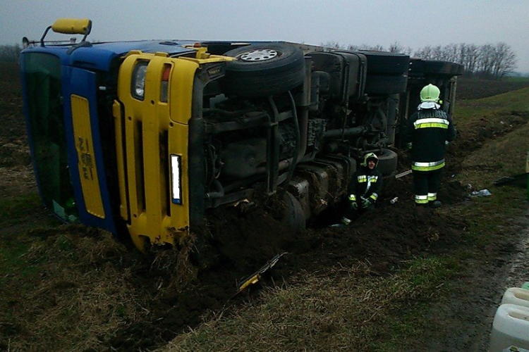 Árokba borult egy nyerges vontató Iregszemcse és Nagykónyi között