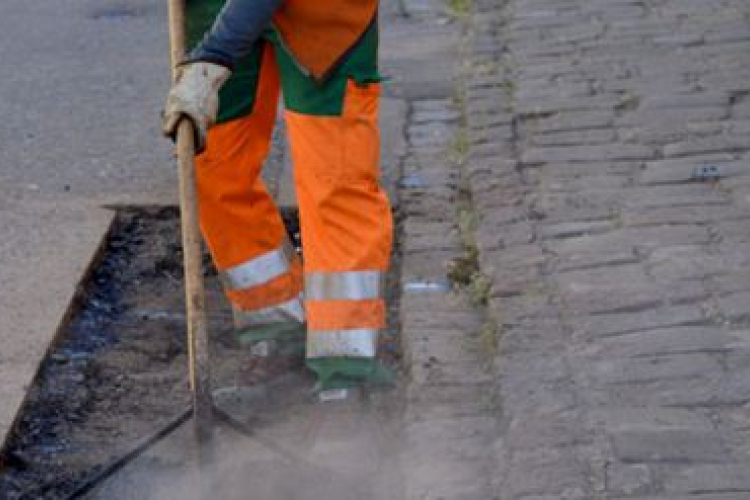 Igyekeznek javítani az utak, járdák állapotán Tamásiban 