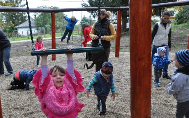 Újjászületett a miklósvári parkerdő játszótere