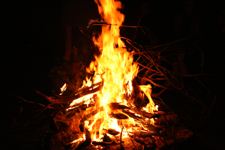 Életveszélyesen megsérült egy tábortűzbe esett német férfi