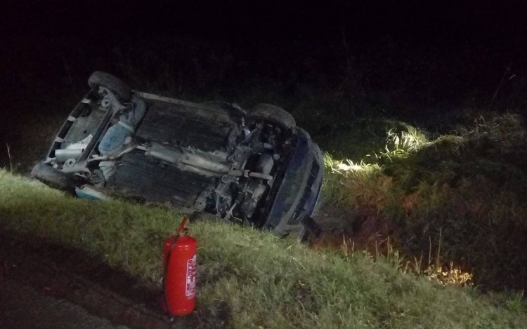 Árokba borult autóhoz riasztották a tűzoltókat