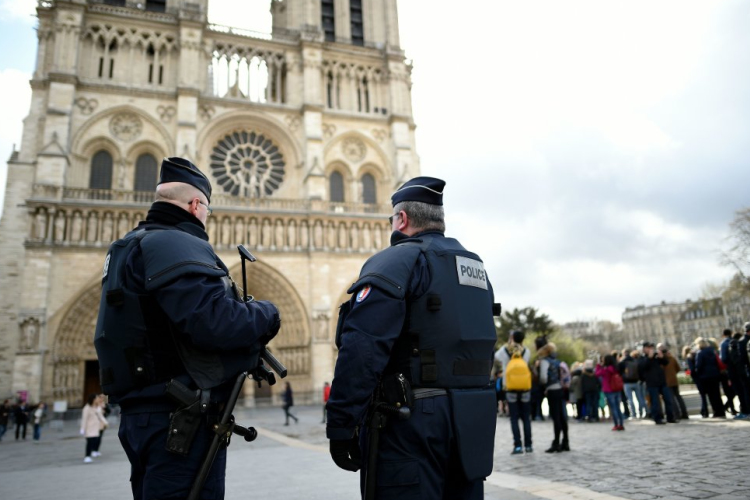 Kalapáccsal fenyegetőzött egy 40 éves algériai diák Párizsban, lelőtték a rendőrök