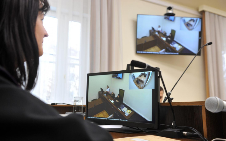 Beépül a mindennapi eljárások közé a bírói távmeghallgatás 