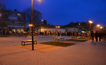 Fáklyás felvonulással és koszorúzással tisztelegtek a tamásiak