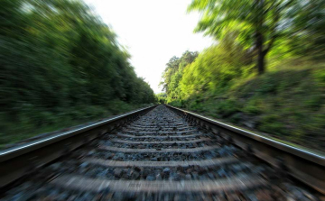 Elmosta a vihar a pályát, még szombaton is késésekre kell készülni a pécsi vasúti fővonalon