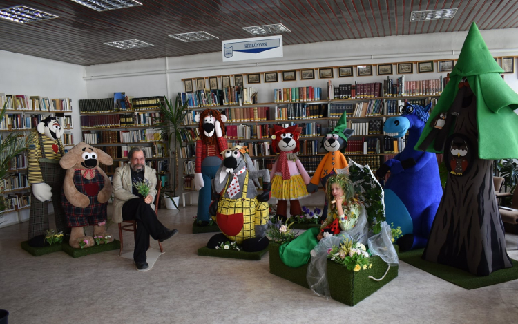 Négyszögletű Kerek Erdő kiállítás nyílt a tamási könyvtárban 