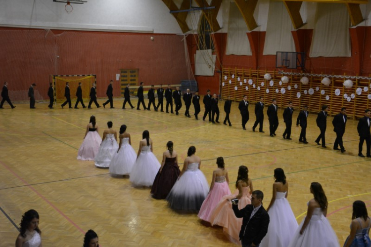 Szalagavató tánc a Vályi Péter Szakképző Iskolában