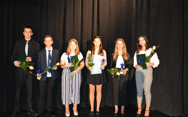 Hat jó tanulót, jó sportolót tüntettek ki