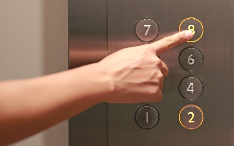 Megrongálta a férfi a liftet, mert az lassan haladt 