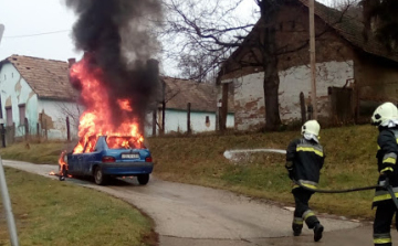 Lángoló személyautóhoz riasztották a tűzoltókat