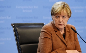 Angela Merkel továbbra sem hajlandó módosítani menekültpolitikai irányvonalán
