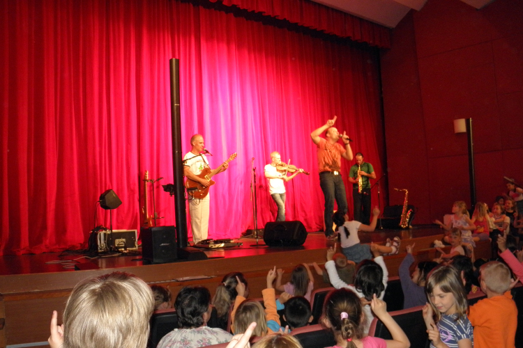Tamásiban koncertezett az Alma zenekar