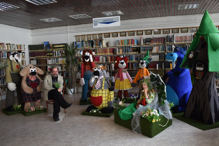 Négyszögletű Kerek Erdő kiállítás nyílt a tamási könyvtárban 