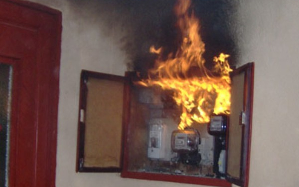 Tűz a villanyóra szekrényben 