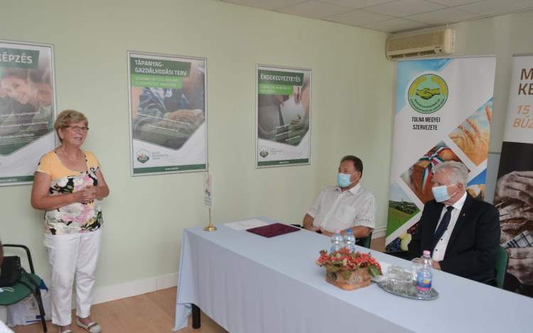 Két szervezet három tonna lisztet kapott