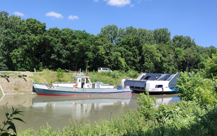 Megtapsolták az emberek az új balatoni hajók első részlegének megérkezését Siófokon 