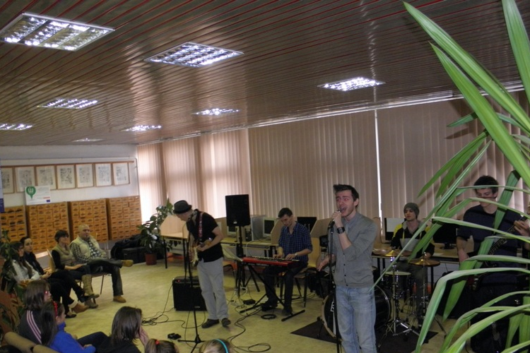 Irodalmi est Kávészünettel 