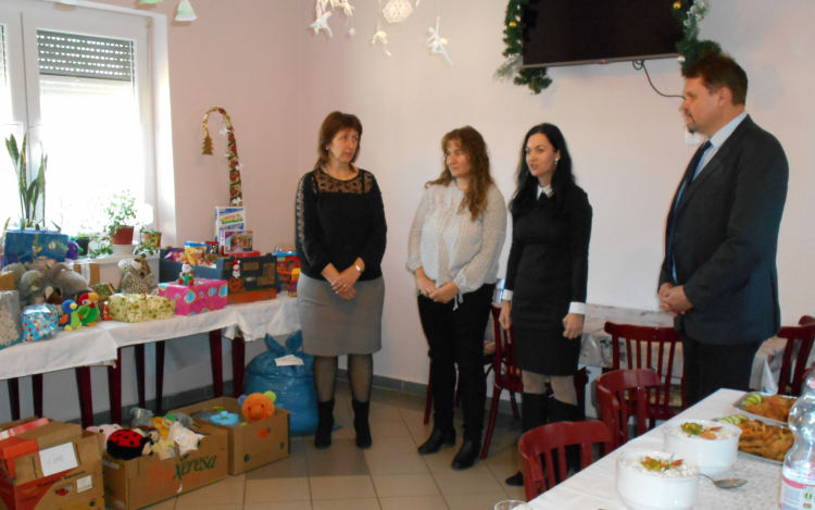 Adományaikkal segítik a rászorulókat a Tamási Járási Hivatal munkatársai