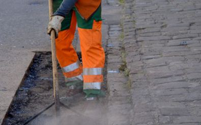 Igyekeznek javítani az utak, járdák állapotán Tamásiban 