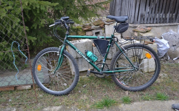 Hamis magánokiratottal védekezett