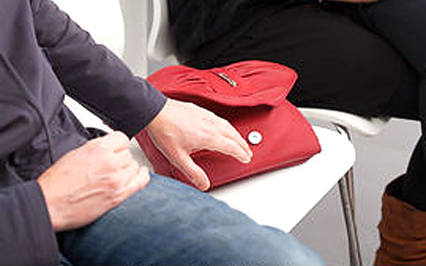 Mobiltelefont és készpénzt lopott egy kávézó teraszáról