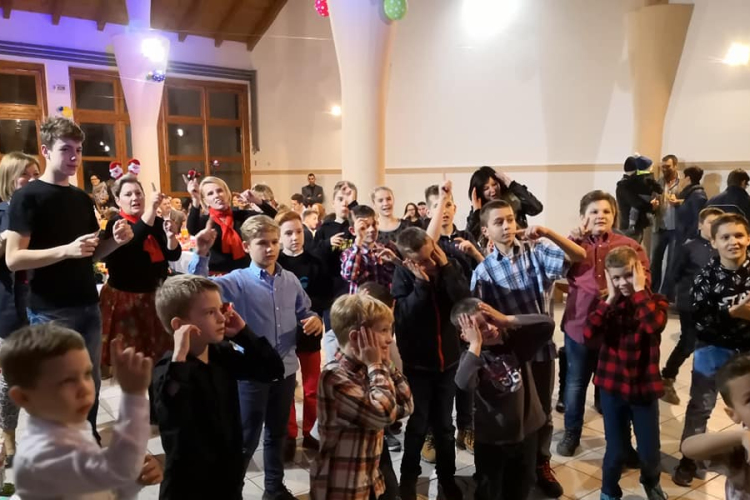 Az ünneplés mellett jótékonykodtak is