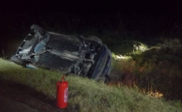 Árokba borult autóhoz riasztották a tűzoltókat