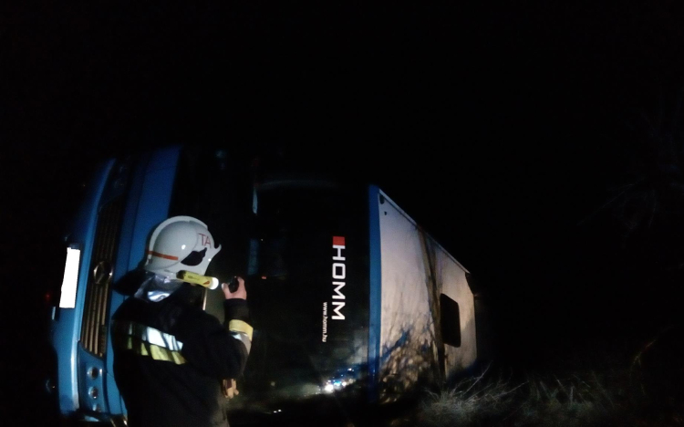 Munkásokat szállító autóbusz borult az árokba