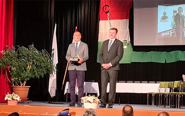 Papp Zoltán nyugalmazott tűzoltó alezredest Tamási város biztonságáért elismeréssel jutalmazták