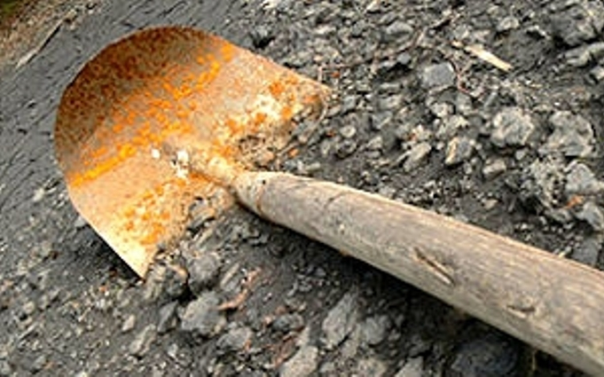 Ásóval támadt szomszédjára