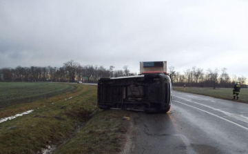 Felborult egy kisteherautó tegnap a 65-ösön