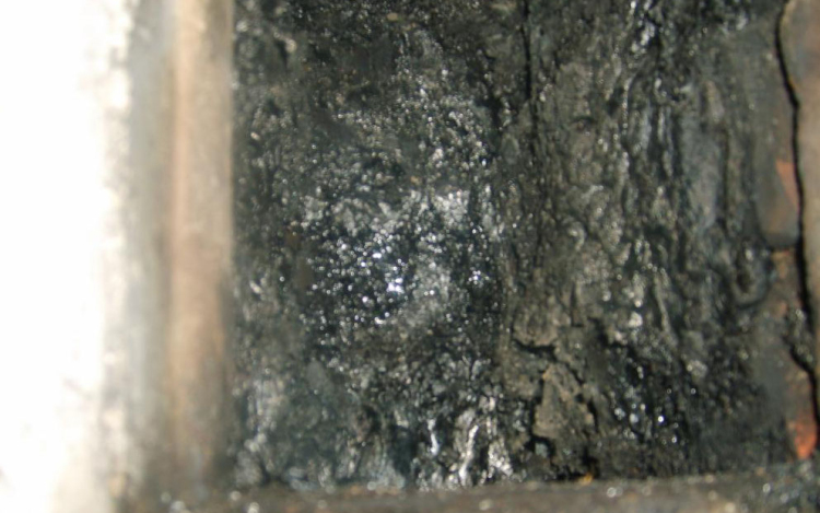 Lerakódott korom égett egy tamási ház kéményében