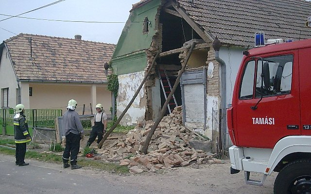Kidőlt a házfal, elszakadt a gázvezeték