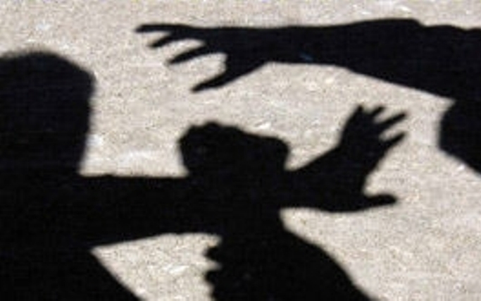 Fadoronggal verte el élettársát az asszony