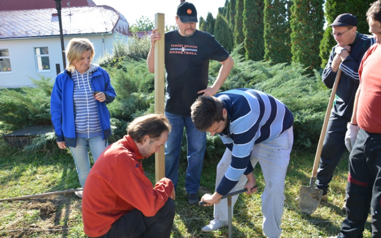 Társadalmi összefogással valósult meg a kerítés
